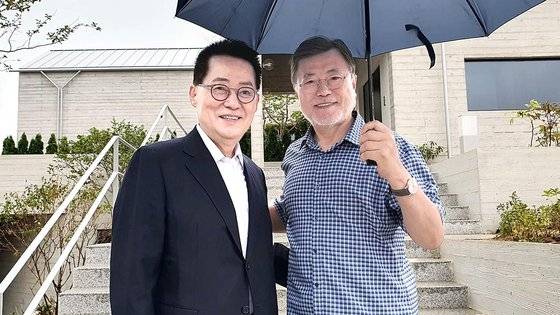 지난 6월 박지원 전 의원이 경남 양산 문재인 전 대통령 사저를 찾아 문 전 대통령을 만난 사진. 페이스북 캡처