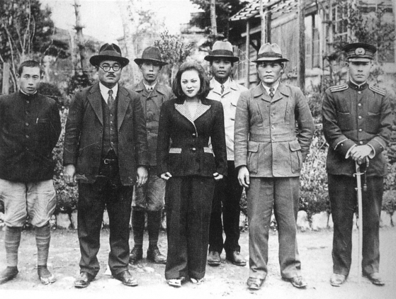 젊은 시절, 리샹란은 나이에 비해 조숙했다. 나이가 들어서는 그 반대였다. 1940년 20세 때 만영 직원들과 베이징을 방문했다. [사진 김명호]