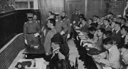 헌병 대위 시절 오스키 사카에 살인범으로 법정에 선 아마카스. [사진 김명호]