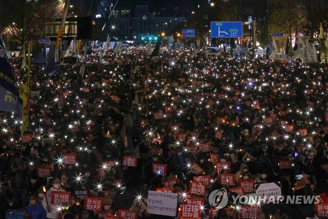 ▲ 지난 주말인 19일 오후 서울 중구 숭례문 인근에서 촛불전환행동 주최로 윤석열 정부의 퇴진을 요구하는 촛불집회가 열렸다.