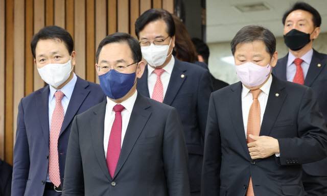 ▲ 국민의힘 주호영 원내대표 등 원내지도부가 25일 국회에서 열린 원내대책회의에 참석하고 있다. 연합뉸스