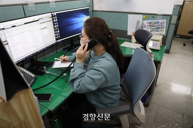 민난영 특허청 실무관이  지난 16일 오후 특허청 9층 융복합기술심사국으로 걸려오는 전화를 받고 있다.  민 실무관은 특허 심사와 관련해 민원인으로부터 전화가 오면 관련 내용 등을 메모했다가 집중심사시간이 끝난 뒤 해당 심사관에게 전해준다. 윤희일 선임기자