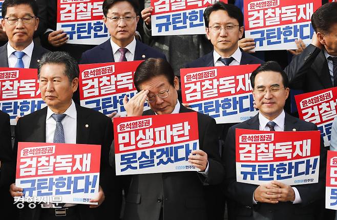 26일 국회에서 열린 더불어민주당 ‘민생파탄,겸찰독재 규탄대회’에서 이재명 대표가머리를 만지고 있다./국회사진기자단