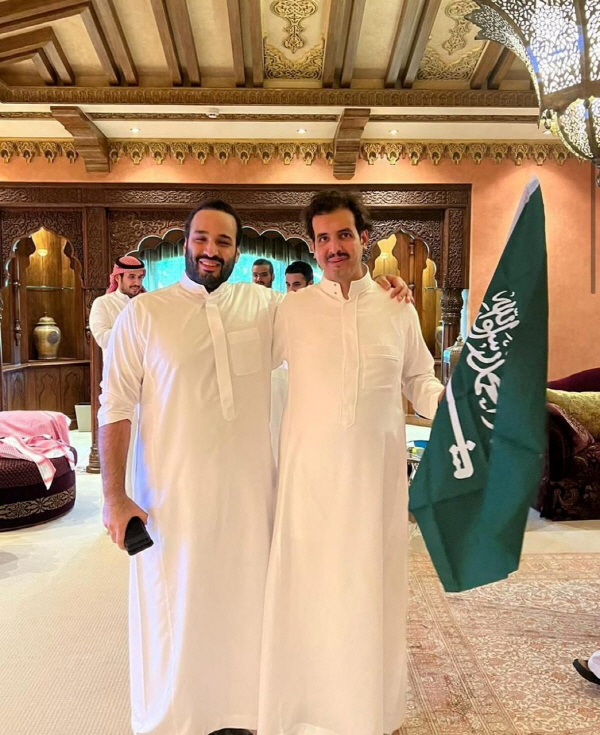 무함마드 빈 살만(왼쪽) 사우디아라비아 왕세자가 사우드 빈 살만 왕자와 사우디아라비아가 아르헨티나를 이긴 뒤 축하하기 위해 포즈를 취하고 있다. 로이터 연합뉴스