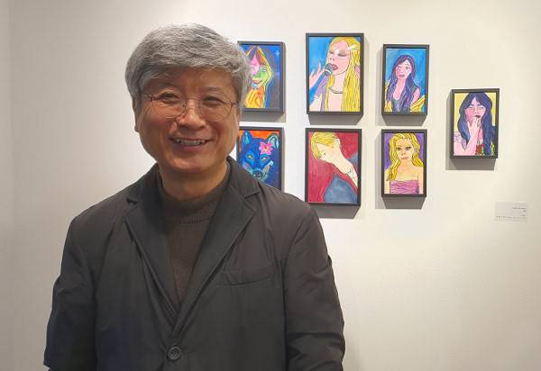 장병용 목사가 지난 12일 수원 에이블아트센터에서 장애인과 비장애인의 통합 예술 활동을 설명하고 있다. 수원=우성규 기자