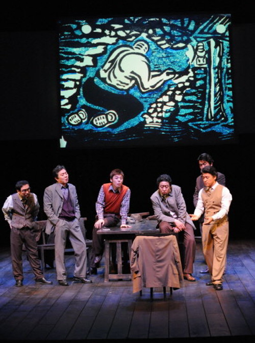 연극 ‘광부화가들’ 2010년 초연 사진. 당시 이상우의 번역 및 연출로 선보인 ‘광부화가들’은 대한민국연극상 작품상을 받는 등 평단과 관객의 찬사를 받았다. 명동예술극장 제공