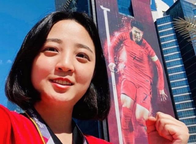 카타르 출장 중 기념사진을 찍은 류호정 정의당 의원. 류 의원 인스타그램 캡처