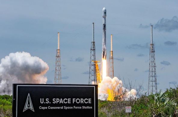 작년 6월 미 우주군 케이프커내버럴 기지에서 팰컨9 로켓을 발사하는 모습 / 사진=연합뉴스