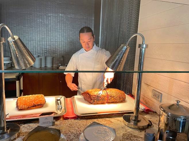 고기를 손질하고 있는 제레미 시게카네 셰프.  /사진= 강예신 여행+ 기자