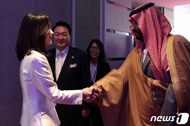 (서울=뉴스1) 오대일 기자 = 윤석열 대통령과 김건희 여사가 17일 서울 용산구 한남동 대통령 관저에서 무함마드 빈 살만 사우디아라비아 왕세자 겸 총리를 맞이하며 인사를 나누고 있다. (대통령실 제공) 2022.11.17/뉴스1  Copyright (C) 뉴스1. All rights reserved. 무단 전재 및 재배포 금지.