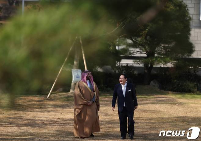 (서울=뉴스1) 오대일 기자 = 윤석열 대통령이 17일 서울 용산구 한남동 대통령 관저에서 무함마드 빈 살만 사우디아라비아 왕세자 겸 총리와 회담을 마친 후 단독 환담을 나누고 있다. (대통령실 제공) 2022.11.17/뉴스1  Copyright (C) 뉴스1. All rights reserved. 무단 전재 및 재배포 금지.