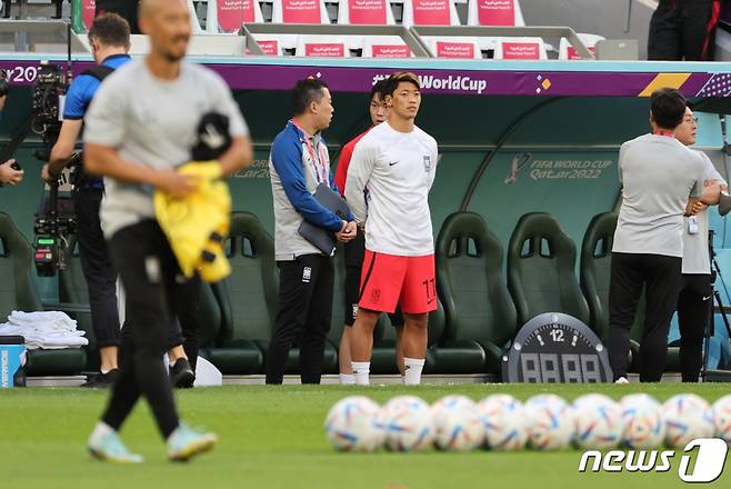 (도하(카타르)=뉴스1) 이동해 기자 = 24일 오후(현지시간) 카타르 알라이얀 에듀케이션 시티 스타디움에서 열리는 2022 카타르 월드컵 조별리그 H조 1차전 우루과이와의 경기를 앞두고 황희찬이 훈련중인 선수들을 바라보고 있다. 2022.11.24/뉴스1  Copyright (C) 뉴스1. All rights reserved. 무단 전재 및 재배포 금지.