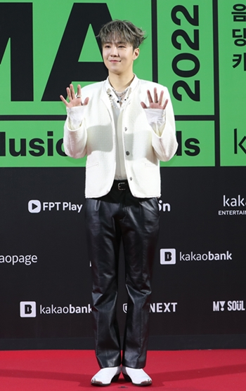 비오가 26일 카카오엔터테인먼트의 뮤직플랫폼 멜론(Melon)이 개최하는 '멜론뮤직어워드'(MMA) 레드카펫 행사에 참석해 포즈를 취하고 있다. /사진=뉴스1