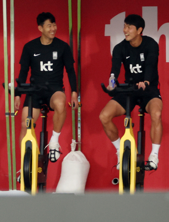 대한민국 축구 대표팀 손흥민(왼쪽)과 김영권(오른쪽)이 25일(현지시간) 오후 카타르 도하 알 에글라 트레이닝센터에서 회복훈련하고 있다. 뉴시스