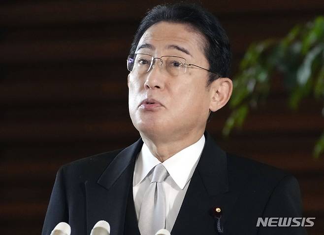 [도쿄=교도·AP/뉴시스]기시다 후미오 일본 총리가 21일 일본 도쿄 총리 관저에서 기자들과 이야기하고 있다. 2022.11.21.