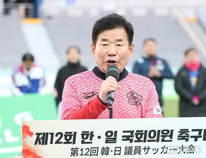 [서울=뉴시스] 전진환 기자 = 김진표 국회의장이 26일 오후 서울 마포구 상암동 서울월드컵경기장에서 열린 제12회 한·일 국회의원 축구대회에서 축사를 하고 있다. 2022.11.26. amin2@newsis.com