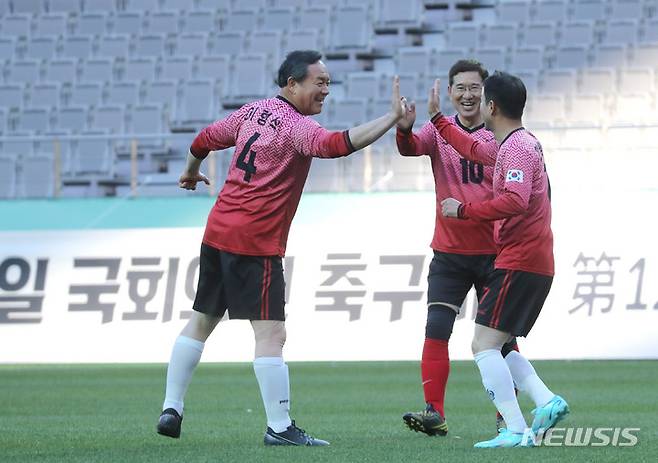 [서울=뉴시스] 전진환 기자 = 한병도(오른쪽부터) 더불어민주당 의원이 26일 오후 서울 마포구 상암동 서울월드컵경기장에서 열린 제12회 한·일 국회의원 축구대회에서 추가골을 넣고 김학용 국민의힘 의원, 이형석 더불어민주당 의원의 축하를 받고 있다. 2022.11.26. amin2@newsis.com