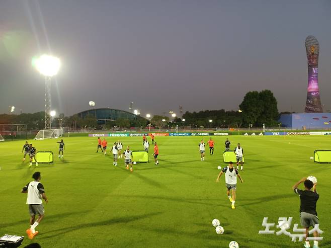 스로인으로 공을 던진 뒤 백헤더와 슈팅 연습을 진행 중인 가나 축구 대표팀. 노컷뉴스