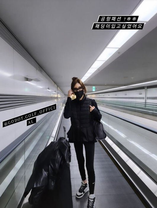 Actor Shin Joo-ah delivered the news of the Korea Entrance.On the 25th, Shin Joo-ah left Thailand and released a photo of Entrance to Korea.In the photo, Shin Joo-ah attracted attention by writing I wanted to wear airport fashion padding with sunglasses in a comfortable all-black fashion.Shin Joo-ah then posted a picture of Koreas rich side dish, saying, I missed you. Shin Joo-ah also posted pictures of gobbles and hotpot to reveal how to enjoy Korean food that was missed during Thailands life.On the other hand, Shin Joo-ah married Thailands chaebol II and businessman Rachanikun in 2014 and started his honeymoon in Thailand.Shin Joo-ah said he would broadcast between Korea and Thailand, and recently appeared on TVN drama Kill Hill.