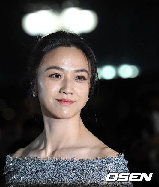 [OSEN=조은정 기자]25일 오후 서울 영등포구 여의도 KBS홀에서 제43회 청룡영화상 레드카펫 포토월 행사가 열렸다.배우 탕웨이가 입장하며 포즈를 취하고 있다. 2022.11.25 /cej@osen.co.kr