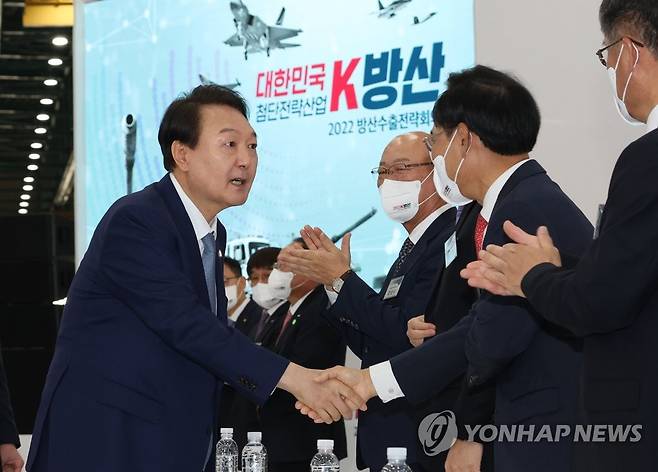 방산수출 전략회의 참석하는 윤석열 대통령 윤석열 대통령이 지난 24일 오전 경남 사천시 한국항공우주산업(KAI)에서 열린 2022 방산수출 전략회의에 참석하며 인사하고 있다. [연합뉴스 자료사진. 재판매 및 DB 금지]