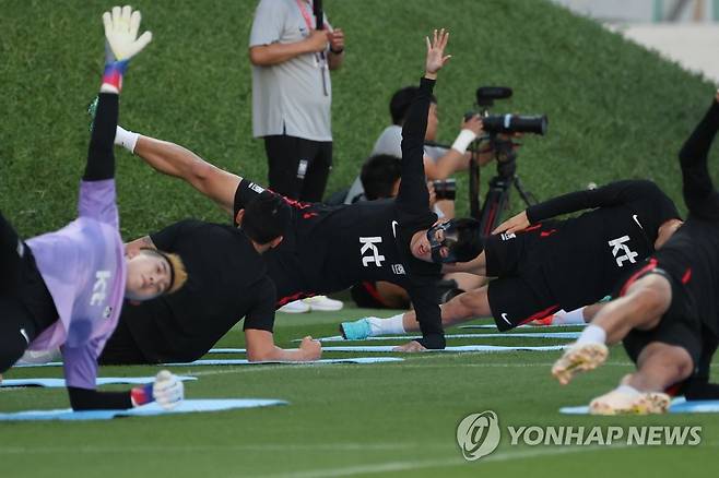가나전 앞두고 훈련하는 벤투호 (도하=연합뉴스) 김주성 기자 = 2022 카타르 월드컵 대한민국 축구대표팀의 손흥민 등 선수들이 26일(현지시간) 카타르 도하 알에글라 훈련장에서 가나와의 조별리그 2차전에 대비해 훈련하고 있다. 2022.11.26 utzza@yna.co.kr