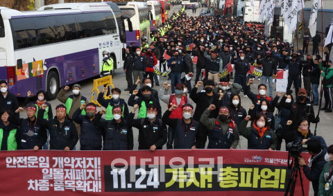 ▲화물연대 서울경기지부 총파업 출정식이 지난 24일 오전 경기도 의왕시 내륙컨테이너기지(ICD) 앞에서 열린 가운데 노조원들이 구호를 외치고 있다. 민주노총 공공운수노조 화물연대본부는 안전운임제 일몰제 폐지와 적용 차종·품목 확대 등을 요구하며 이날 0시부터 총파업에 돌입했다. (사진=이영훈 기자)