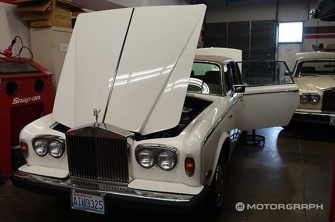 리스토어 작업중인 롤스로이스 실버쉐도우. 퀸의 프레디 머큐리가 소유했던 차로도 유명하다.