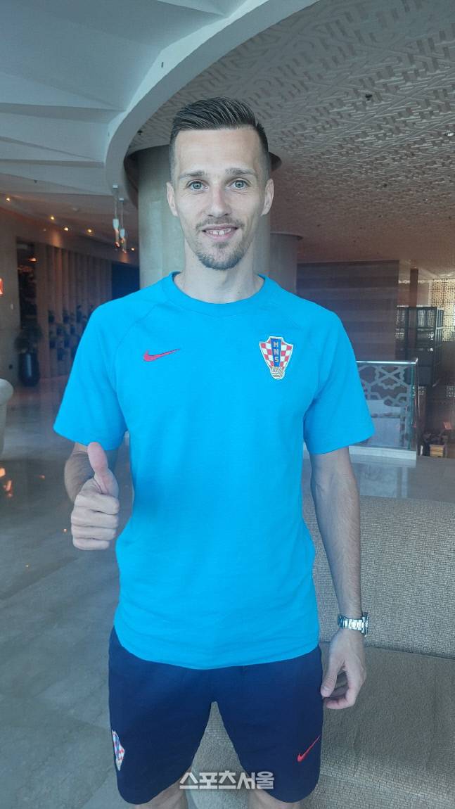 K리거 출신으로 2022 카타르 월드컵에 크로아티아 국가대표로 참가한 미슬라브 오르시치(K리그 등록명으로는 오르샤)가 스포츠서울과 서면인터뷰에 응한 뒤 ‘엄지 척’ 포즈를 하고 있다. 제공 | 오르샤 관계자