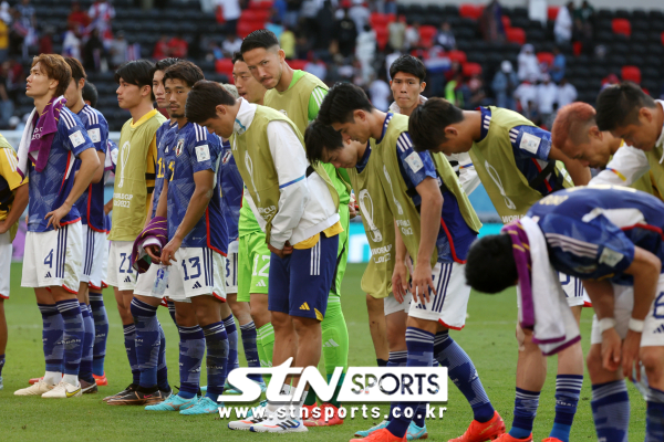 27일(현지시간) 오후 카타르 알라이얀 아흐메드 빈 알리 스타디움에서 열린 열린 2022 카타르 월드컵 조별리그 E조 2차전 일본과 코스타리카의 경기, 코스타리카에 0-1로 패한 일본 선수들이 팬들에게 인사하고 있다. 사진｜뉴시스/AP