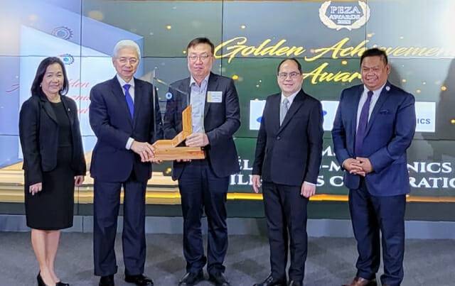 삼성전기 필리핀법인장 박선철 상무(가운데)가 필리핀 알프레도 파스쿠알 산업부 장관(왼쪽부터 두번째)으로부터 최고기업상을 받고 있다.(사진=삼성전기)