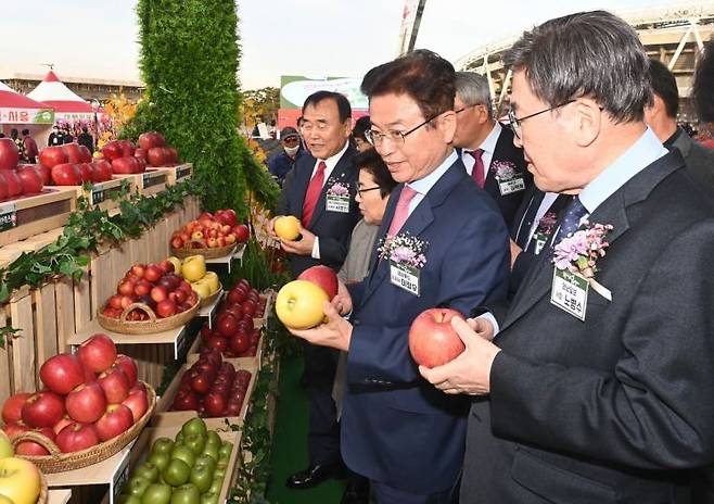 ‘경북사과 명품관’을 방문한 이철우 도지사.