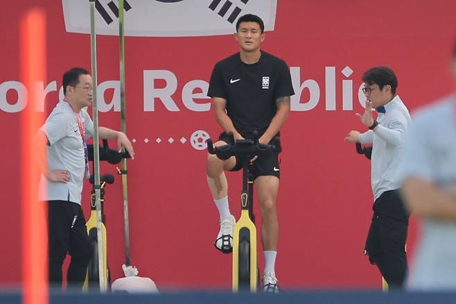 2022 카타르 월드컵 가나전을 하루 앞둔 27일 오후(현지시간) 부상 회복에 전념했던 김민재가 카타르 도하 알에글라 훈련장에서 팀 훈련에서 빠진 채 혼자 자전거를 타고 있다. /연합뉴스