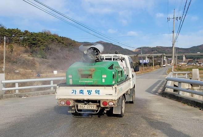 27일 충남도 방역당국이 충남 홍성군의 한 가정에서 기르던 관상용 폐사 조류에서 AI H5형 항원이 발생하자 주변 지역에 대한 긴급 방역을 실시하고 있다. /뉴스1