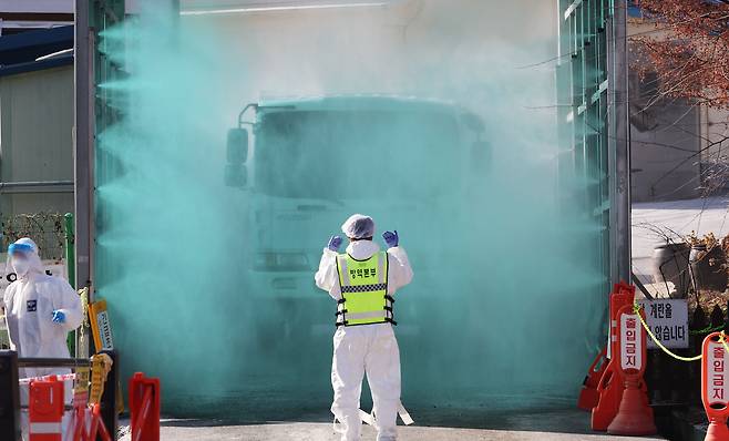 고병원성 조류인플루엔자(AI)가 발생한 경기도 이천시의 한 산란계 농장에서 27일 오후 출입하는 차량 소독이 진행되고 있다. /연합뉴스