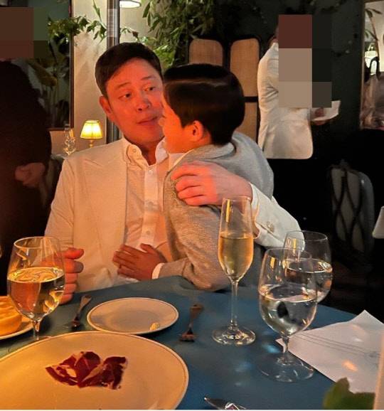정용진 신세계그룹 부회장이 아들과 다정한 대화 모습을 공개했다. <정용진 부회장 인스타그램 캡처>