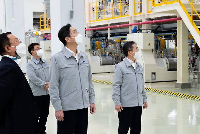 이재용 삼성전자 회장이 8일 삼성전기 부산사업장을 방문해 MLCC 제조 현장을 점검하고 있는 모습. (삼성전자 제공)