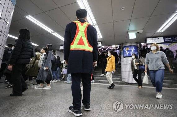 준법투쟁 시작한 철도·지하철노조 (서울=연합뉴스) 서대연 기자 = 서울교통공사 노동조합과 전국철도노동조합이 사측 인력감축 계획에 반발하며 24일부터 역내 1인 근무 거부 등 준법투쟁에 돌입한다. 노조는 2026년까지 1천500여 명을 감축하는 사측 구조조정안의 철회를 요구하며 이날부터 2인 1조 근무규정을 철저하게 지키는 준법투쟁에 들어가며, 25일과 28일 예정된 노사 본교섭에서 진전이 없으면 30일 총파업에 돌입할 예정이라고 밝혔다. 사진은 이날 오전 서울 1호선 신도림역에서 근무하는 한국철도공사 관계자들. 2022.11.24 dwise@yna.co.kr (끝) /사진=연합뉴스