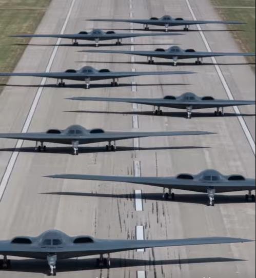B-2 전략폭격기 8대가 '엘리펀트 워크' 훈련을 실행하고 있다. 사진=화이트맨 공군기지 페이스북 캡처