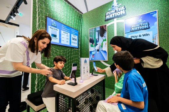 삼성전자가 월드컵이 열리는 카타르 시내에 마련한 체험공간에서 현지 어린이들이 갤럭시 폴드4를 체험하고 있다. 삼성전자 제공