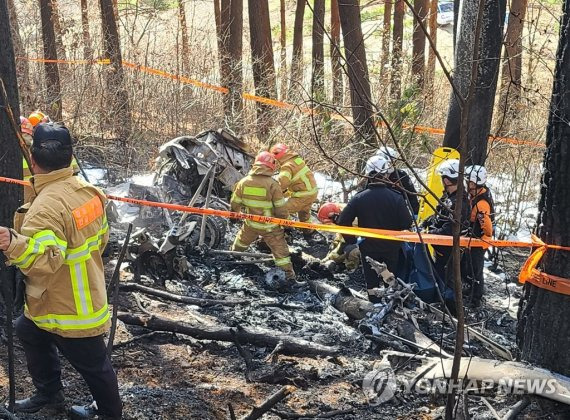 27일 오전 10시 50분께 양양군 현북면 어성전리 명주사 인근 야산에서 S-58T 기종 중형 임차 헬기가 추락해 소방 당국이 구조 작업을 벌이고 있다. 소방 당국은 이 사고로 기장 A(71)씨와 정비사 B(54)씨 등 탑승자 2명이 사망한 것으로 추정하고 있다./사진=연합뉴스