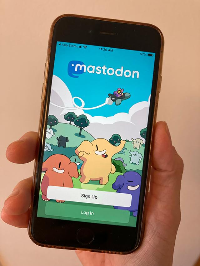 스마트폰 화면에 뜬 마스토돈 애플리케이션(앱) 모습. 트위터가 파란 새를 상징으로 사용하는 것처럼 마스토돈도 고대 코끼리인 마스토돈을 상징으로 사용한다. AP 연합뉴스