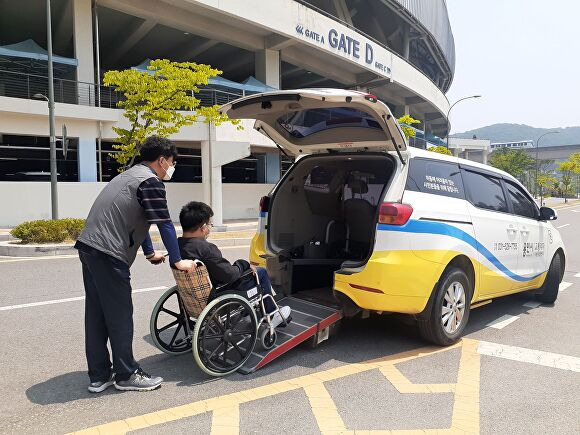 한 시민이 용인시 교통약자 특별교통수단을 이용하고있다. [사진=용인특례시]