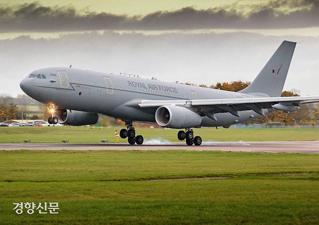 영국 공군의 공중급유기 ‘A330MRTT’가 폐식용유로 만든 ‘지속 가능 항공연료(SAF)’만을 사용해 90분간 비행한 뒤 착륙하고 있다. 군용기가 100% SAF를 이용해 비행에 성공한 건 이번이 세계에서 처음이다. 에어버스 제공