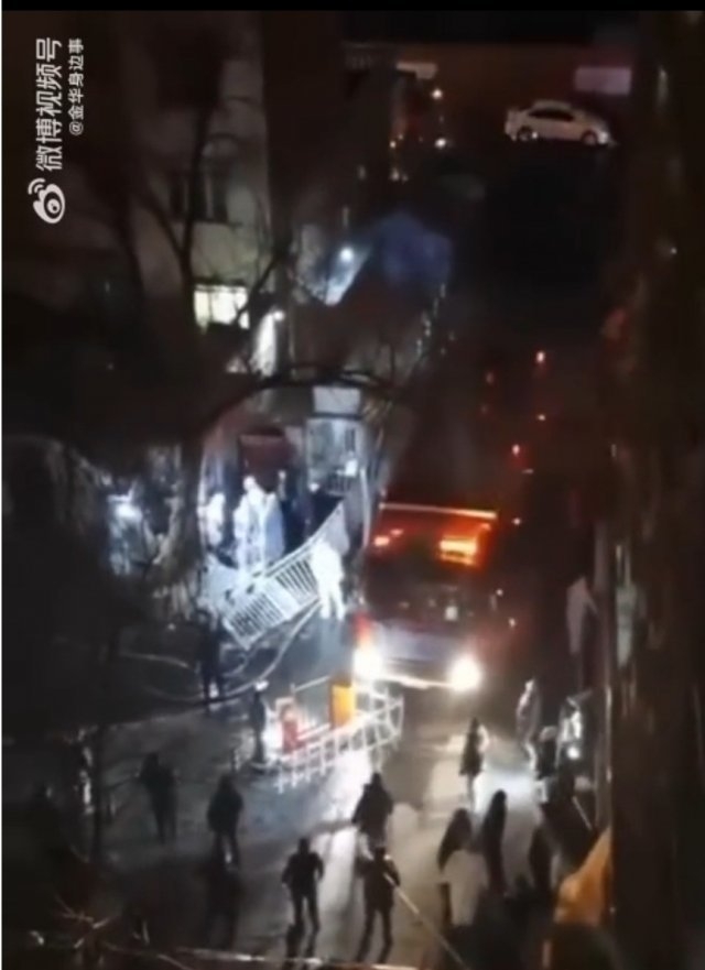 지난 10일 우루무치의 한 아파트에서 일어난 화재를 진압하기 위해 출동한 소방차가 바리케이드에 막혀 진입하지 못하고 있다. 웨이보 캡처