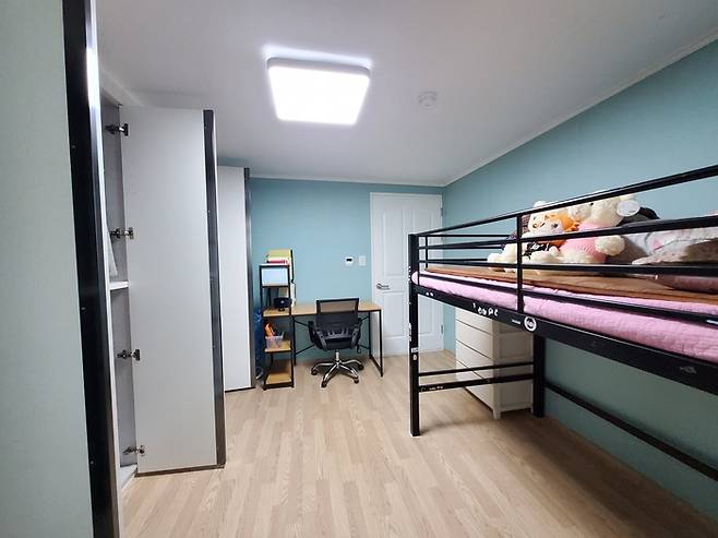 광주 광산구 주민들이 엄마의 암으로 집에 남겨진 5남매를 위해 집을  수리했다. 오래된 아파트에 아이들을 위한 공부방이 생겼다. 광주 광산구 제공.
