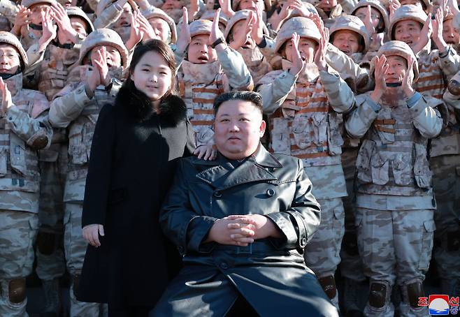 김정은 북한 국무위원장이 딸(김 위원장 왼쪽)과 함께 지난 18일 발사한 대륙간탄도미사일(ICBM) ‘화성-17형’ 개발 공로자들과 기념촬영을 하고 있다. 연합뉴스