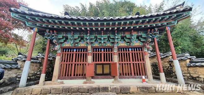 고흥 여산송씨 쌍충 정려각은 여산송씨 문중의 송대립(1550~?)과 그의 아들 송침(1590~1637)이 임진왜란과 병자호란 때 전공을 세우고 순절한 것을 기려 조정에서 내려준 정려를 보관한 건축물이다.[사진=전남도]