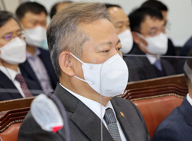 이상민 행정안전부 장관이 16일 오후 서울 여의도 국회에서 열린 행정안전위원회 전체회의에서 예산안 상정과 관련한 의원들의 의사진행발언을 듣고 있다. 연합뉴스