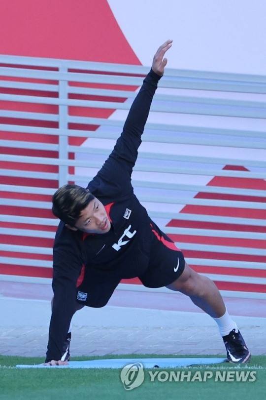 황희찬이 26일(현지시간) 카타르 도하 알에글라 훈련장에서 가나와의 조별리그 2차전에 대비해 훈련하고 있다. [사진=연합뉴스]